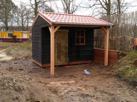 Tuinhuis HS-20 zwart gepotdekseld met luifel geplaatst te Koningsduin te Castricum.